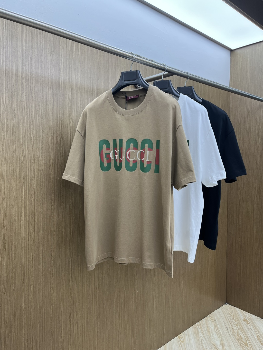早春 GUc 🔥🔥春夏新款简约字母印花短袖 双纱纯棉面料 多元化搭配 是眼下时尚前沿的创新趋势 复古与现