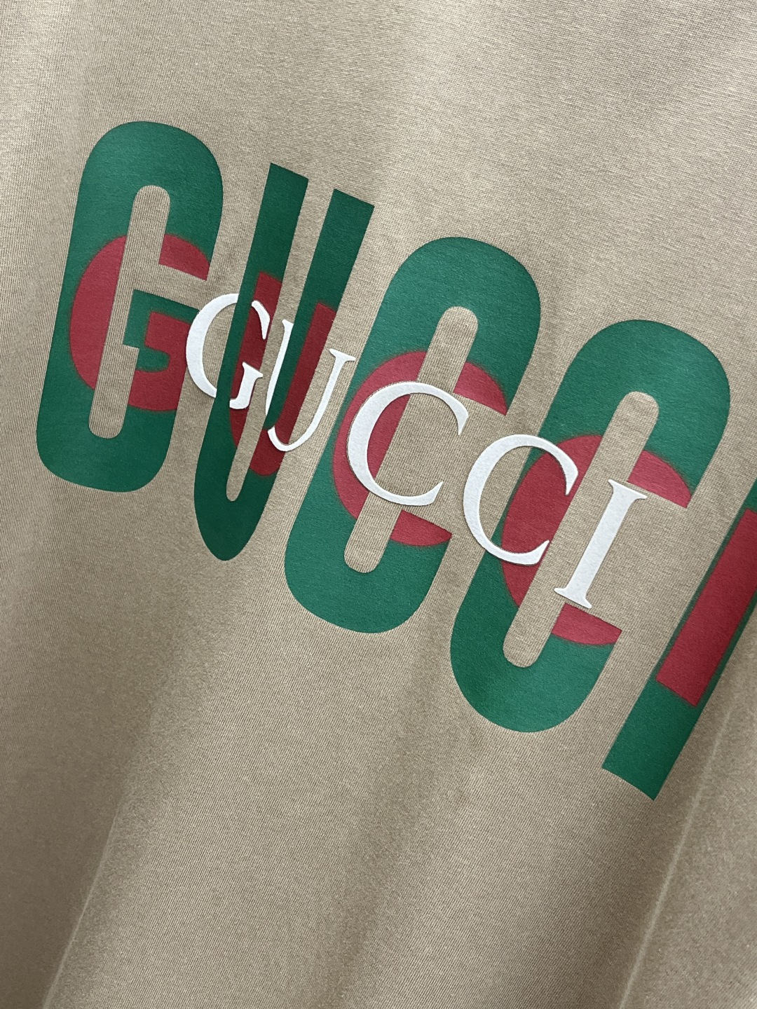 早春 GUc 🔥🔥春夏新款简约字母印花短袖 双纱纯棉面料 多元化搭配 是眼下时尚前沿的创新趋势 复古与现