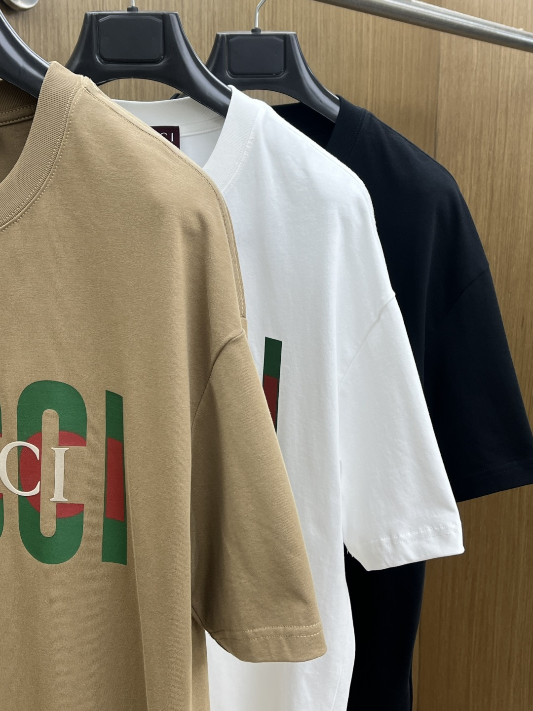 早春 GUc 🔥🔥春夏新款简约字母印花短袖 双纱纯棉面料 多元化搭配 是眼下时尚前沿的创新趋势 复古与现