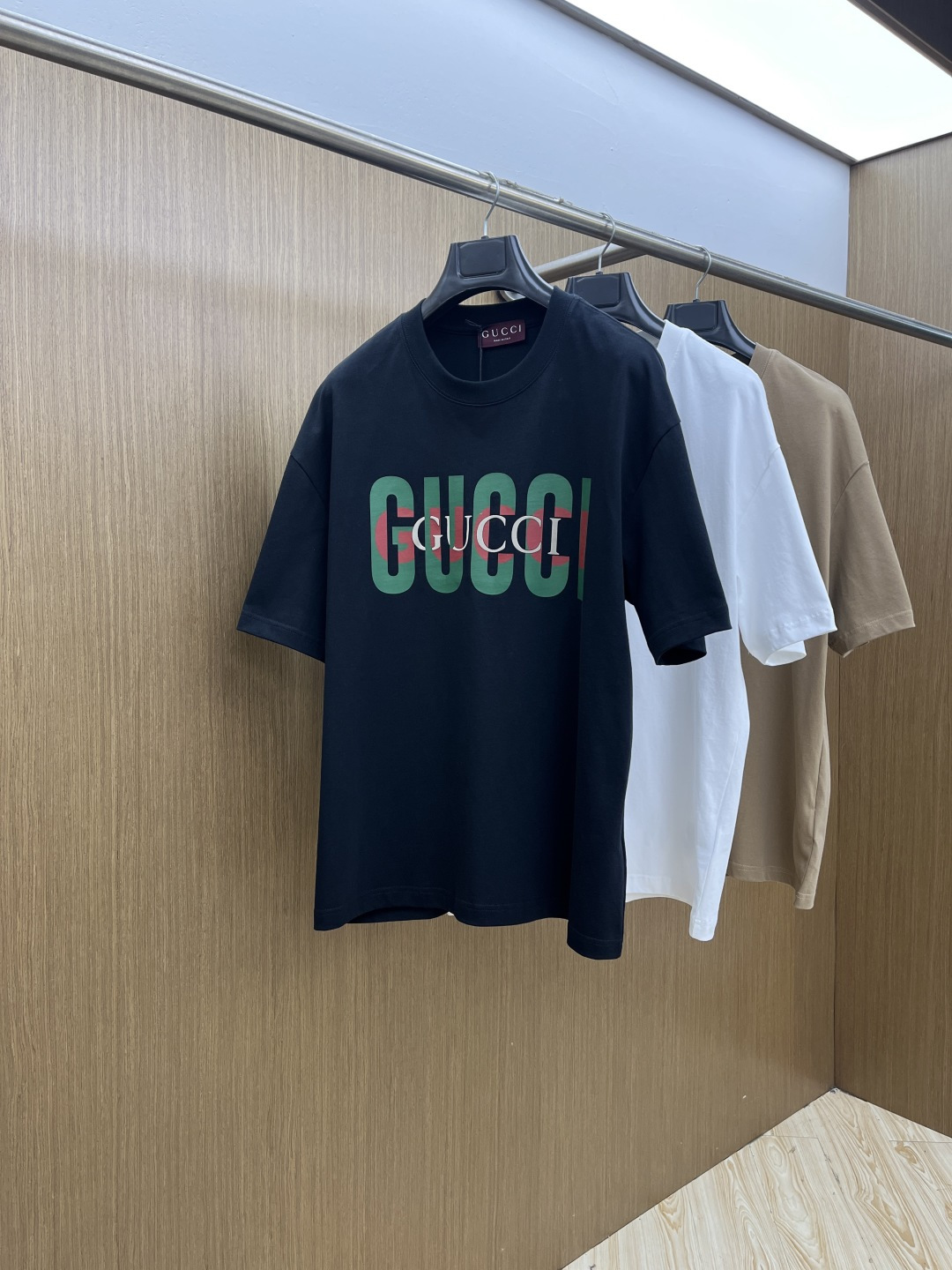 早春 GUc 🔥🔥春夏新款简约字母印花短袖 双纱纯棉面料 多元化搭配 是眼下时尚前沿的创新趋势 复古与现