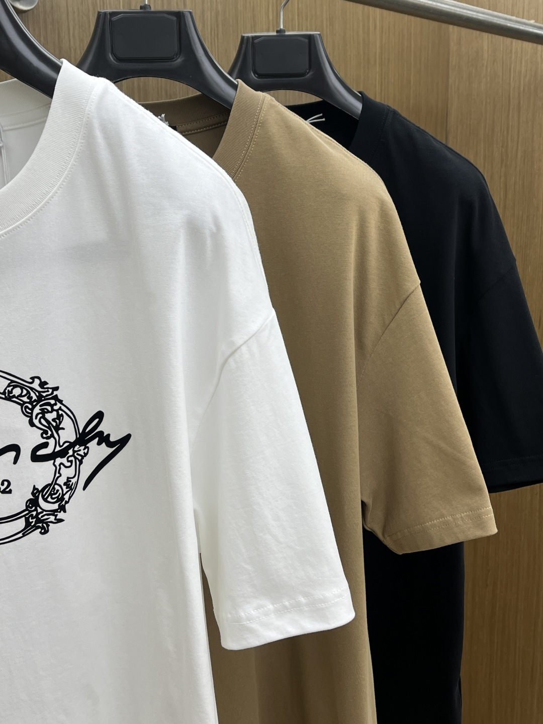 早春 Gvc 🔥🔥春夏新款简约字母印花短袖 双纱纯棉面料 多元化搭配 是眼下时尚前沿的创新趋势 复古与现