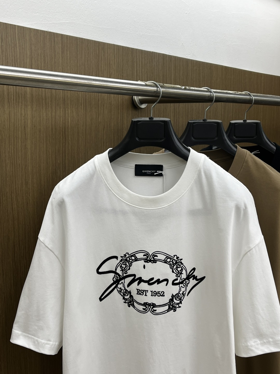 早春 Gvc 🔥🔥春夏新款简约字母印花短袖 双纱纯棉面料 多元化搭配 是眼下时尚前沿的创新趋势 复古与现