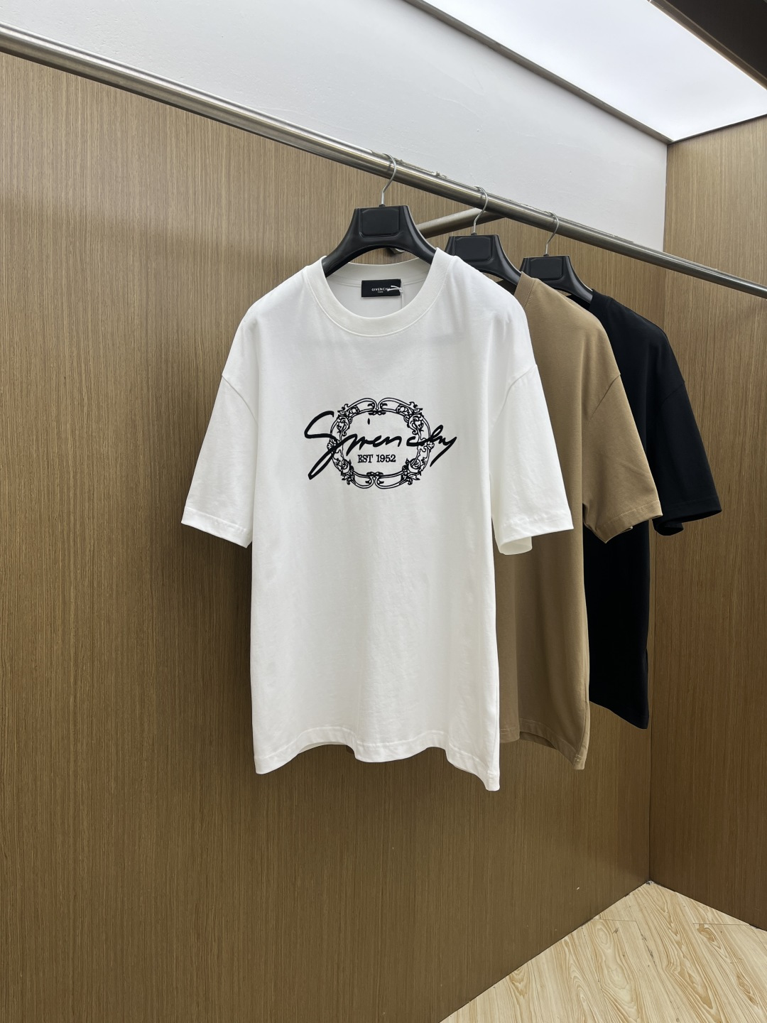 早春 Gvc 🔥🔥春夏新款简约字母印花短袖 双纱纯棉面料 多元化搭配 是眼下时尚前沿的创新趋势 复古与现