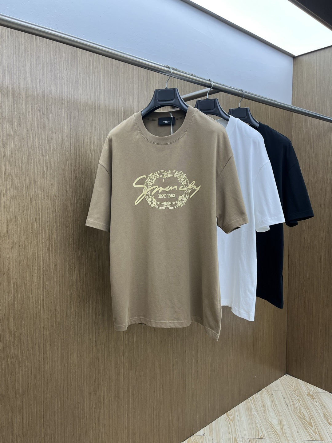 早春 Gvc 🔥🔥春夏新款简约字母印花短袖 双纱纯棉面料 多元化搭配 是眼下时尚前沿的创新趋势 复古与现
