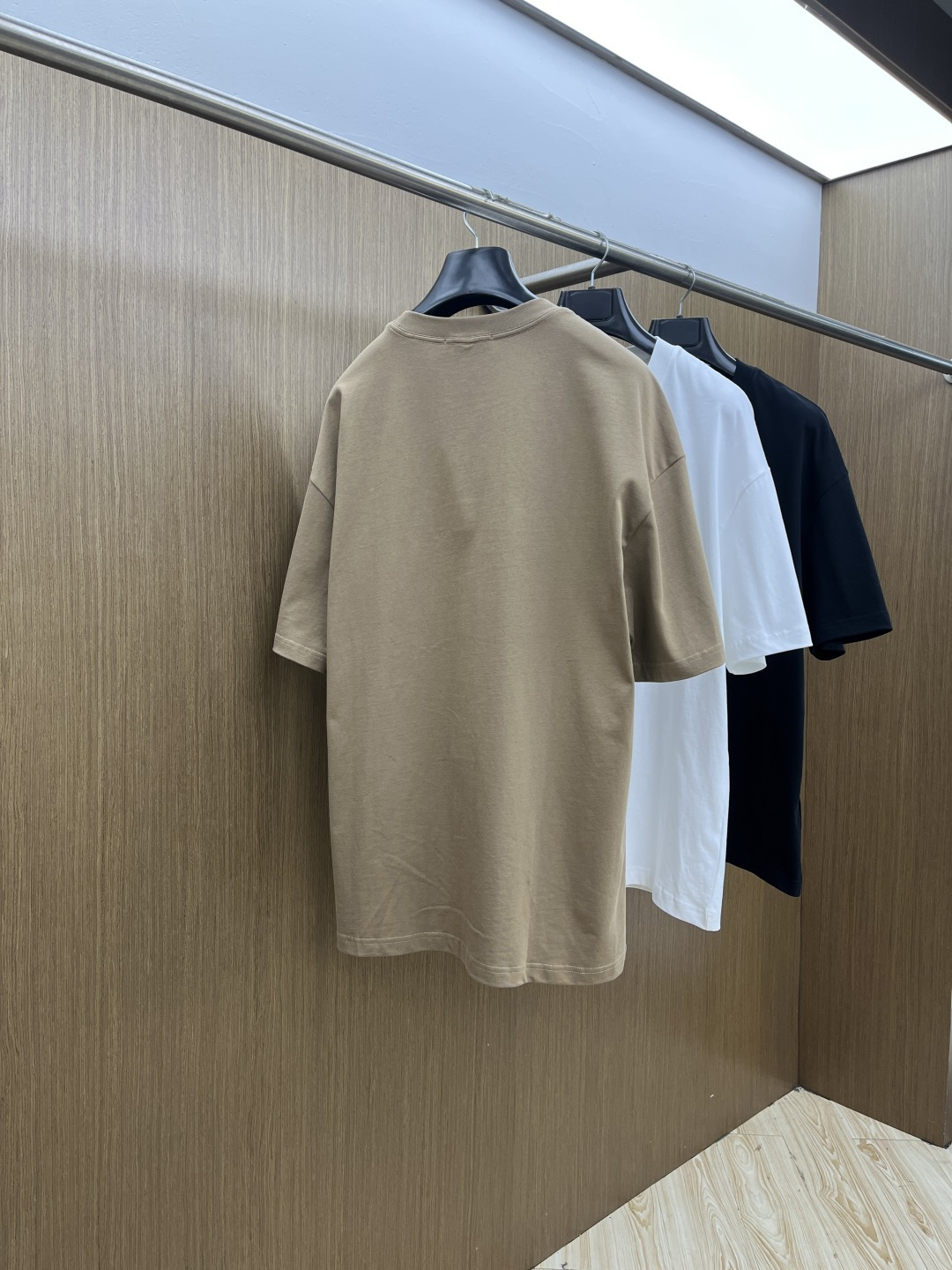 早春 Gvc 🔥🔥春夏新款简约字母印花短袖 双纱纯棉面料 多元化搭配 是眼下时尚前沿的创新趋势 复古与现