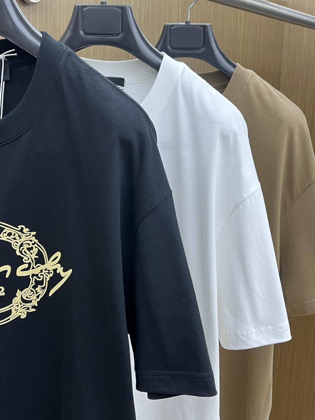 早春 Gvc 🔥🔥春夏新款简约字母印花短袖 双纱纯棉面料 多元化搭配 是眼下时尚前沿的创新趋势 复古与现