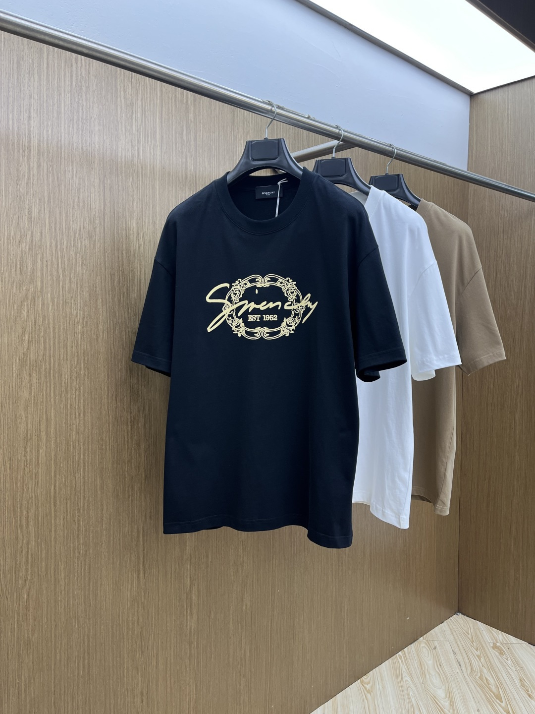 早春 Gvc 🔥🔥春夏新款简约字母印花短袖 双纱纯棉面料 多元化搭配 是眼下时尚前沿的创新趋势 复古与现
