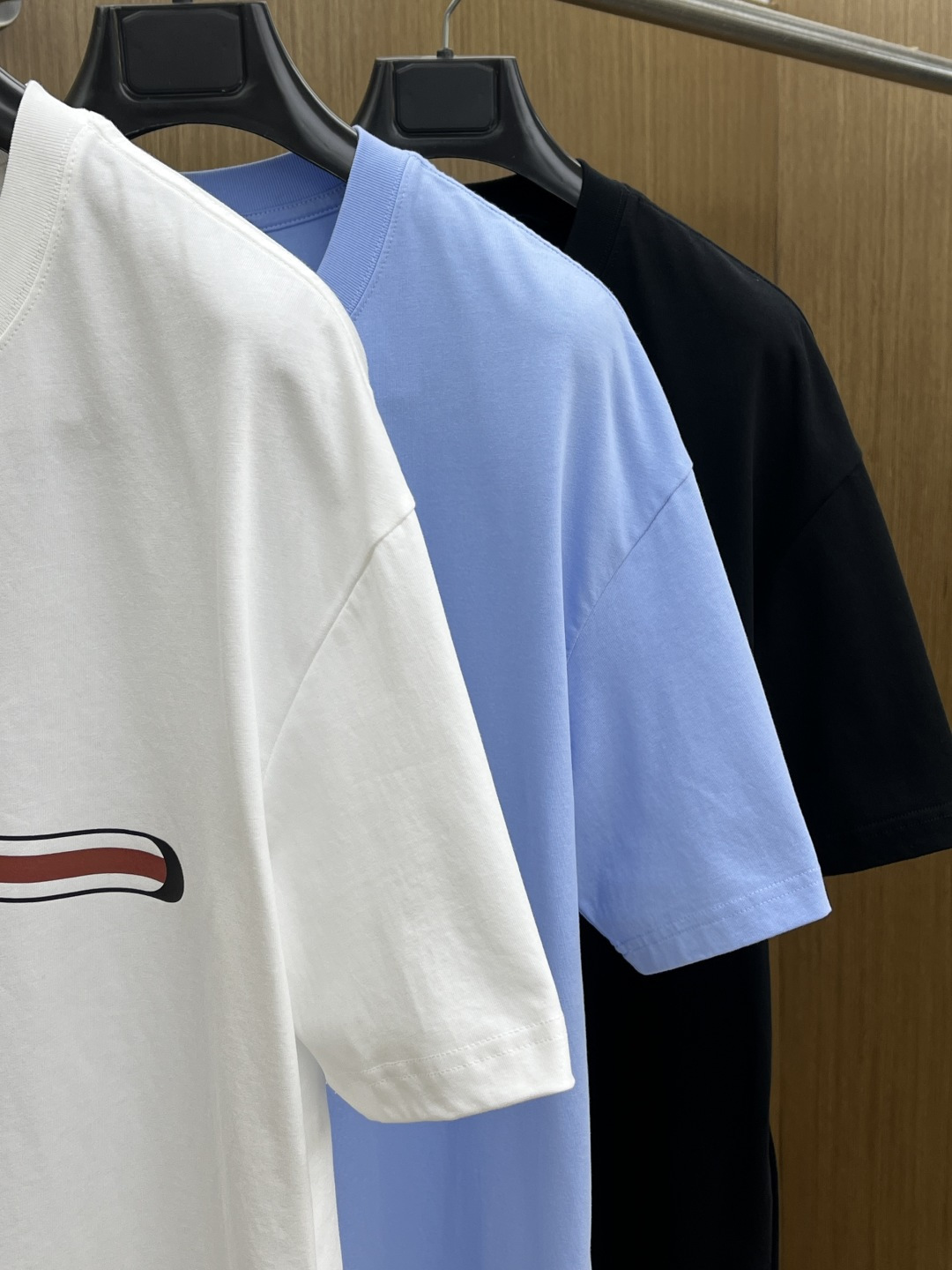 早春 Guc 🔥🔥春夏新款简约字母印花短袖 双纱纯棉面料 多元化搭配 是眼下时尚前沿的创新趋势 复古与现