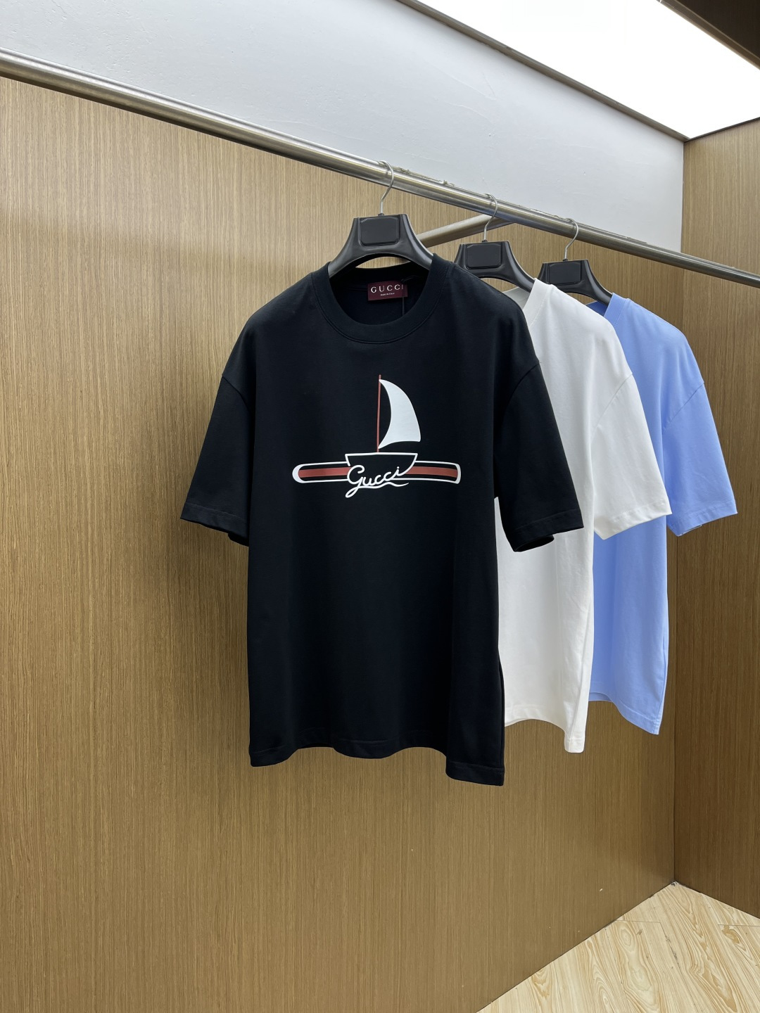 早春 Guc 🔥🔥春夏新款简约字母印花短袖 双纱纯棉面料 多元化搭配 是眼下时尚前沿的创新趋势 复古与现