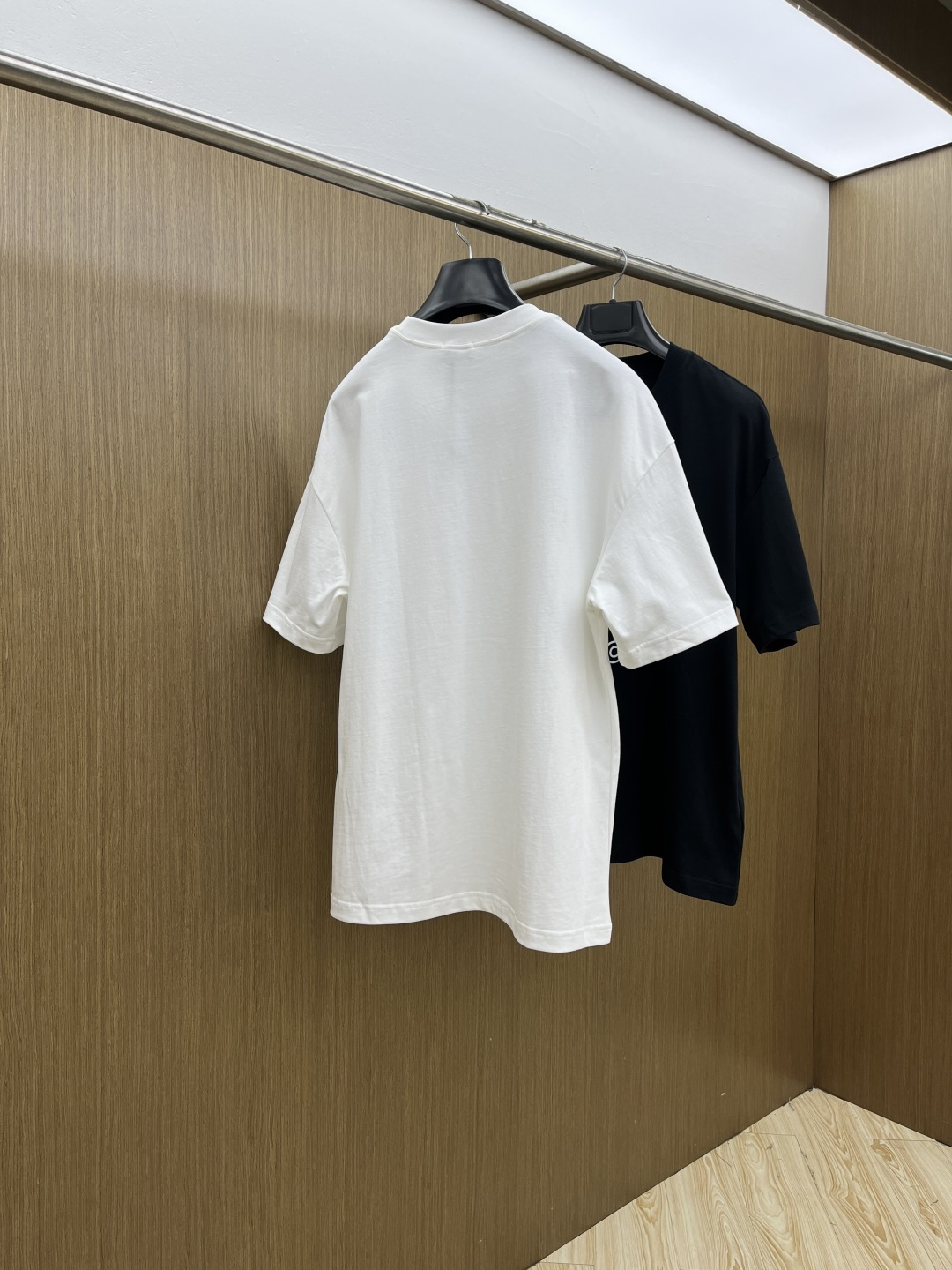 早春 Mon 🔥🔥春夏新款简约字母印花短袖 双纱纯棉面料 多元化搭配 是眼下时尚前沿的创新趋势 复古与现