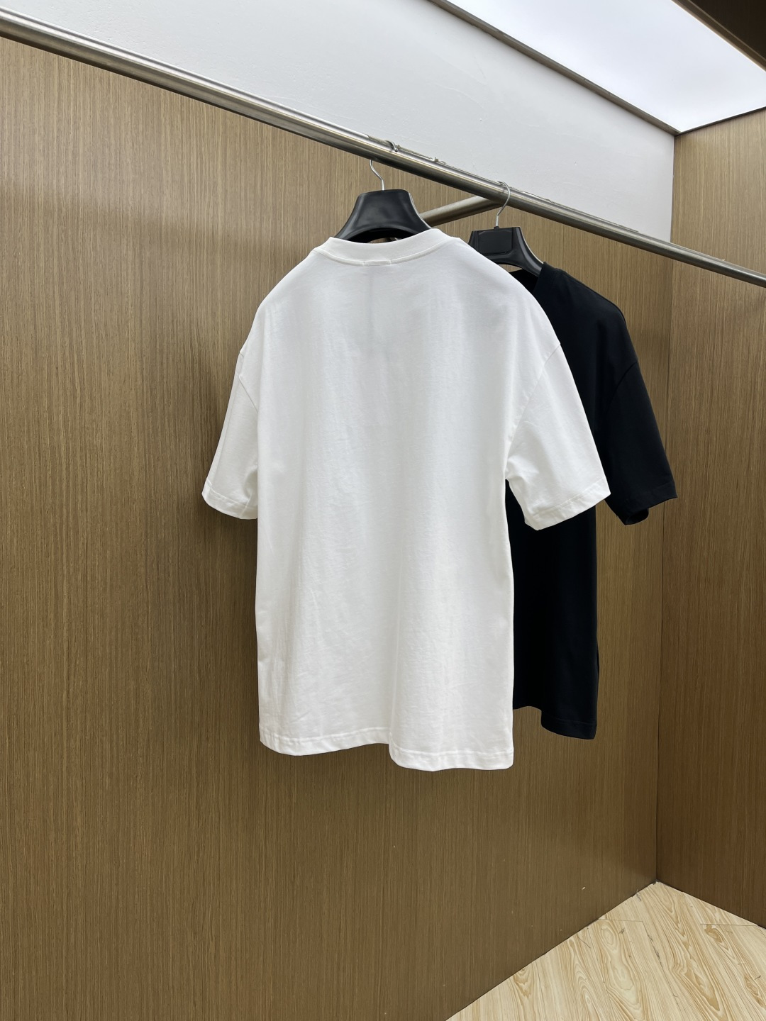 早春 Mon 🔥🔥春夏新款简约字母印花短袖 双纱纯棉面料 多元化搭配 是眼下时尚前沿的创新趋势 复古与现