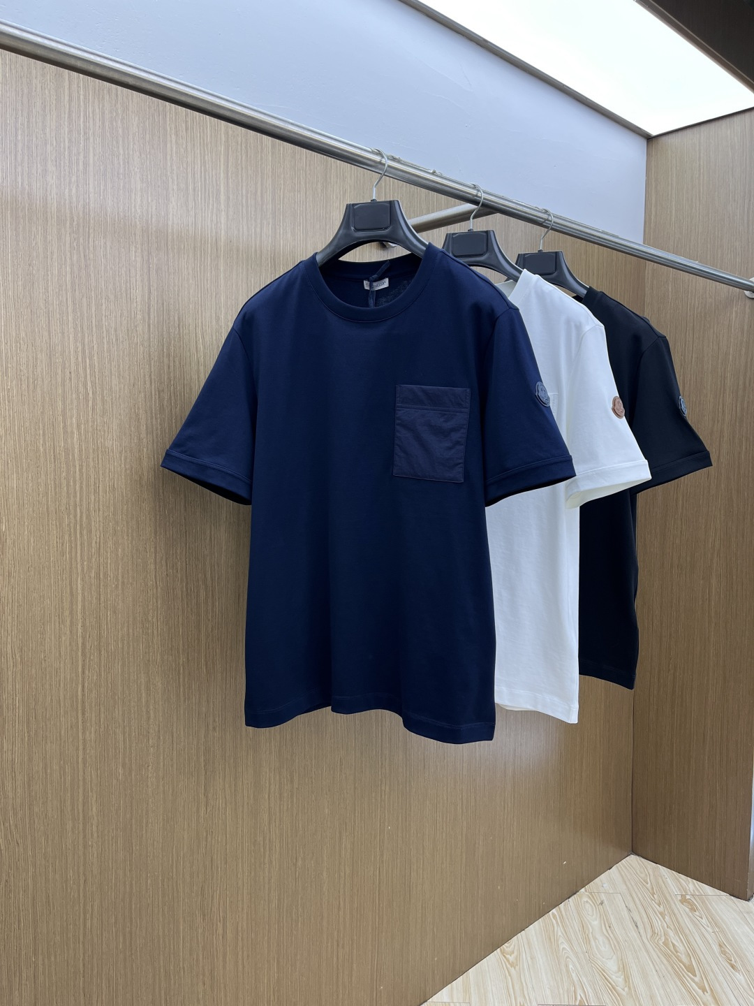 NO:682987,Early spring Mon High-end customization 2026 early spring exclusive new original men's casual short-sleeved T-shirt High-end customization High-end version Fashionable and versatile imported long-staple cotton fabric Super soft and delicate to the touch Skin-friendly and comfortable to wear High-end boutique OEM factory finely made upper body is very good Men's must-have items Complete with three standards Code number 48-56 C10, T-shirt, tees, t-shirt,19860909早春 Mon 高端定制 2026早春独家专供新款原单男士休闲短袖T恤 高端定制 高端版本 时尚百搭爆款进口长绒棉面料 手感超柔软细腻 穿着亲肤舒适 高端精品 代工厂精细做上身非常赞 男士必备单品 三标齐全 码数48-56 C10,,T-shirt,tees，t-shirt,,Men's clothing