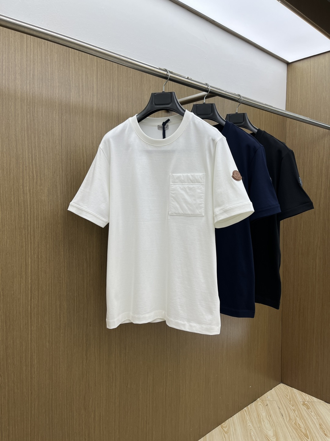 NO:682990,Early spring Mon High-end customization 2026 early spring exclusive new original men's casual short-sleeved T-shirt High-end customization High-end version Fashionable and versatile imported long-staple cotton fabric Super soft and delicate to the touch Skin-friendly and comfortable to wear High-end boutique OEM factory finely made upper body is very good Men's must-have items Complete with three standards Code number 48-56 C10, T-shirt, tees, t-shirt,19860909早春 Mon 高端定制 2026早春独家专供新款原单男士休闲短袖T恤 高端定制 高端版本 时尚百搭爆款进口长绒棉面料 手感超柔软细腻 穿着亲肤舒适 高端精品 代工厂精细做上身非常赞 男士必备单品 三标齐全 码数48-56 C10,,T-shirt,tees，t-shirt,,Men's clothing