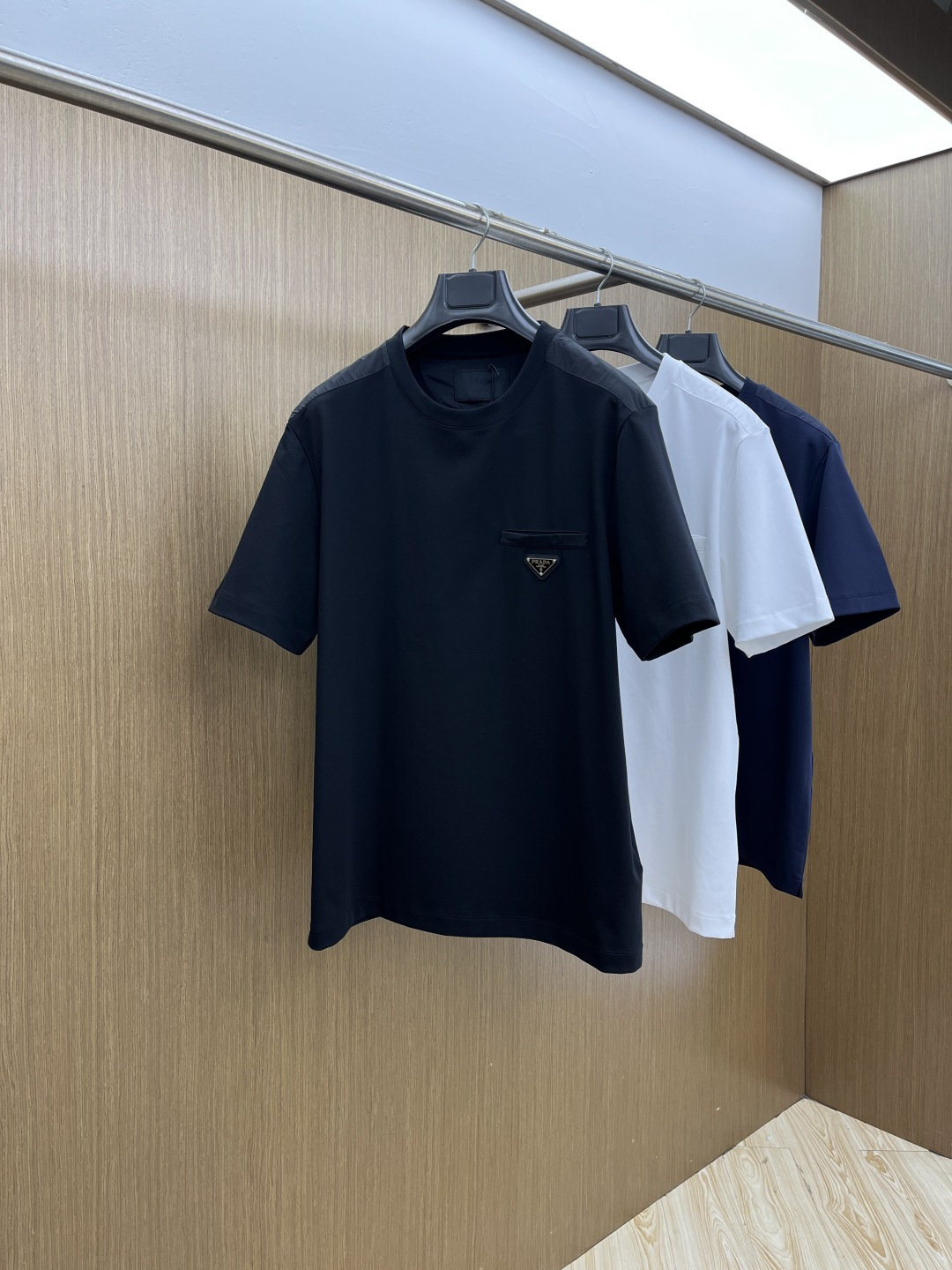 NO:682992,Early spring PD. High-end customization. Early spring 2026 exclusive for new original men's casual short-sleeved T-shirts. High-end customization. High-end version. Fashionable and versatile imported long-staple cotton fabric. Super soft and delicate feel. Skin-friendly and comfortable to wear. High-end boutique. The upper body is made by the factory. It is a must-have item for men. Three standards are complete. Size 48-56 C10, T-shirt, tees, t-shirt,19860909早春 PD. 高端定制 2026早春独家专供新款原单男士休闲短袖T恤 高端定制 高端版本 时尚百搭爆款进口长绒棉面料 手感超柔软细腻 穿着亲肤舒适 高端精品 代工厂精细做上身非常赞 男士必备单品 三标齐全 码数48-56 C10,,T-shirt,tees，t-shirt,,Men's clothing