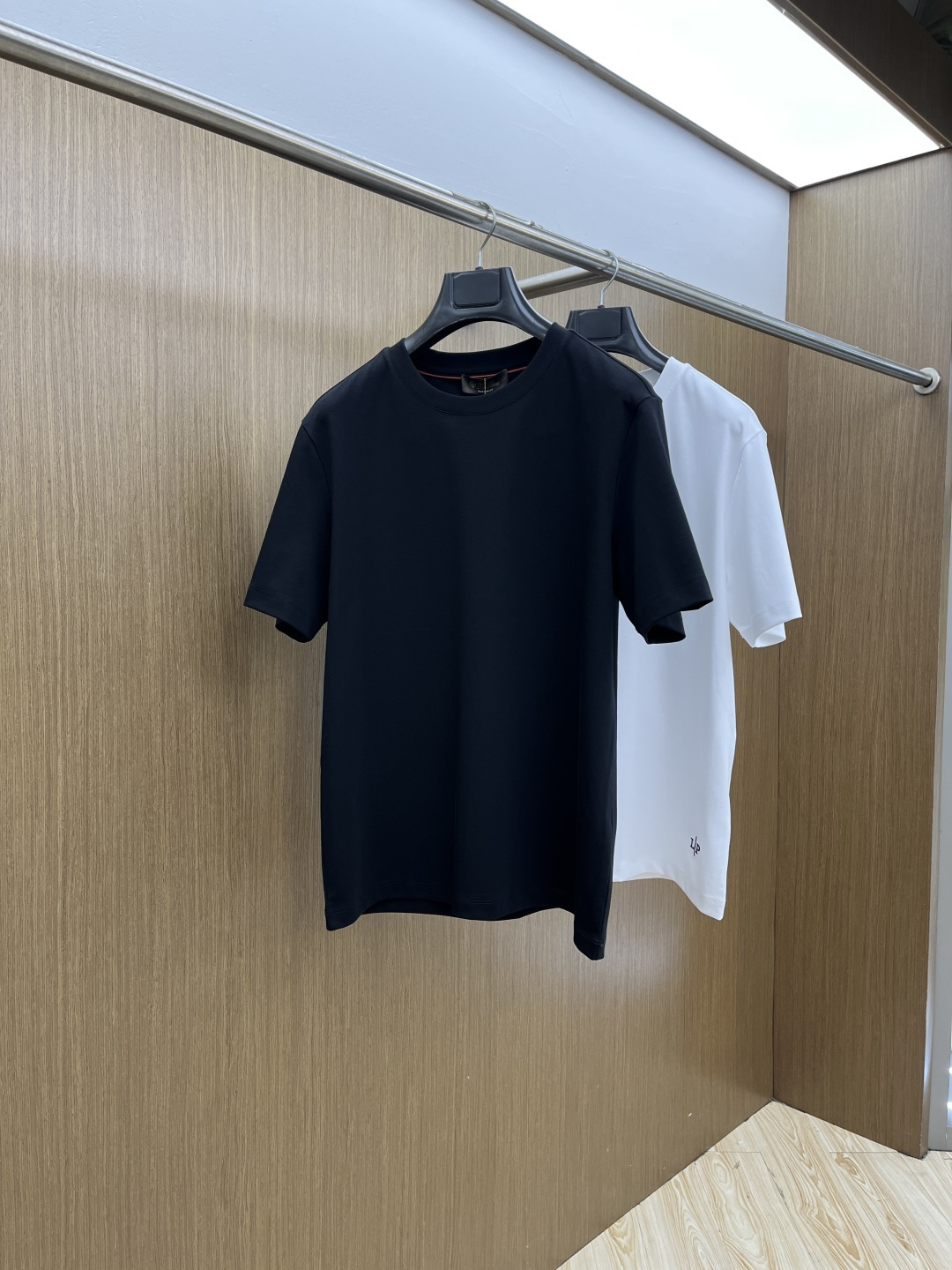 NO:682996,Early spring LP. High-end customization. Early spring 2026 exclusive for new original men's casual short-sleeved T-shirts. High-end customization. High-end version. Fashionable and versatile imported long-staple cotton fabric. Super soft and delicate feel. Skin-friendly and comfortable to wear. High-end boutique. The upper body made by the factory is very good. A must-have item for men. Three standards are complete. Size 48-56 C10, loro piana, T-shirt, tees, t-shirt,19860909早春 LP. 高端定制 2026早春独家专供新款原单男士休闲短袖T恤 高端定制 高端版本 时尚百搭爆款进口长绒棉面料 手感超柔软细腻 穿着亲肤舒适 高端精品 代工厂精细做上身非常赞 男士必备单品 三标齐全 码数48-56 C10,,loro piana,T-shirt,tees，t-shirt,,Men's clothing