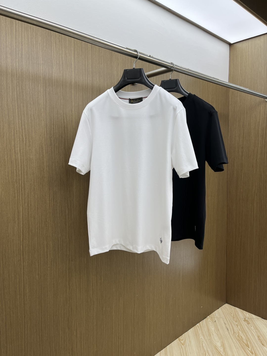 NO:682997,Early spring LP high-end customization 2026 early spring exclusive new original men's casual short-sleeved T-shirt High-end customization High-end version Fashionable and versatile imported long-staple cotton fabric Super soft and delicate to the touch Skin-friendly and comfortable to wear High-end boutique The upper body made by the factory is very good Men's must-have items Complete with three standards Code number 48-56 C10, loro piana, T-shirt, tees, t-shirt,19860909早春 LP 高端定制 2026早春独家专供新款原单男士休闲短袖T恤 高端定制 高端版本 时尚百搭爆款进口长绒棉面料 手感超柔软细腻 穿着亲肤舒适 高端精品 代工厂精细做上身非常赞 男士必备单品 三标齐全 码数48-56 C10,,loro piana,T-shirt,tees，t-shirt,,Men's clothing