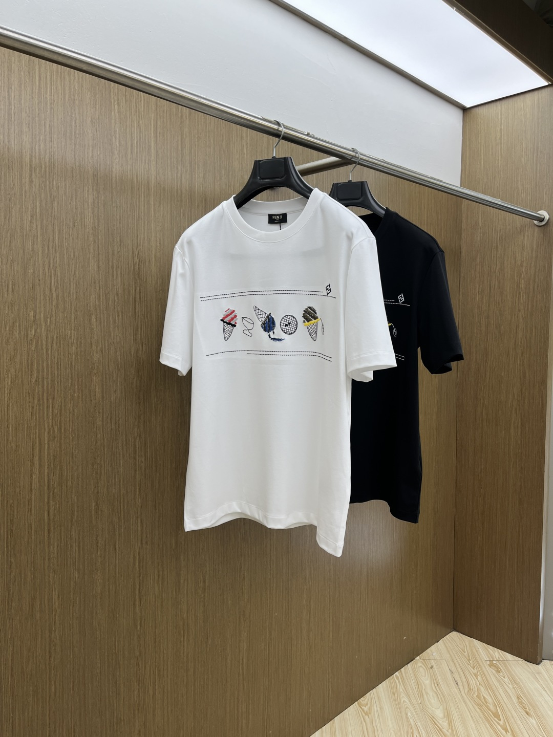 NO:683000,Early spring FD. High-end customization. Early spring 2026 exclusive for new men's casual short-sleeved T-shirts. High-end customization. High-end version. Fashionable and versatile imported long-staple cotton fabric. Super soft and delicate feel. Skin-friendly and comfortable to wear. High-end boutique. The upper body made by the factory is very good. A must-have item for men. Complete three standards. Size 48-56 C10, T-shirt, tees, t-shirt,19860909早春 FD. 高端定制 2026早春独家专供新款原单男士休闲短袖T恤 高端定制 高端版本 时尚百搭爆款进口长绒棉面料 手感超柔软细腻 穿着亲肤舒适 高端精品 代工厂精细做上身非常赞 男士必备单品 三标齐全 码数48-56 C10,,T-shirt,tees，t-shirt,,Men's clothing