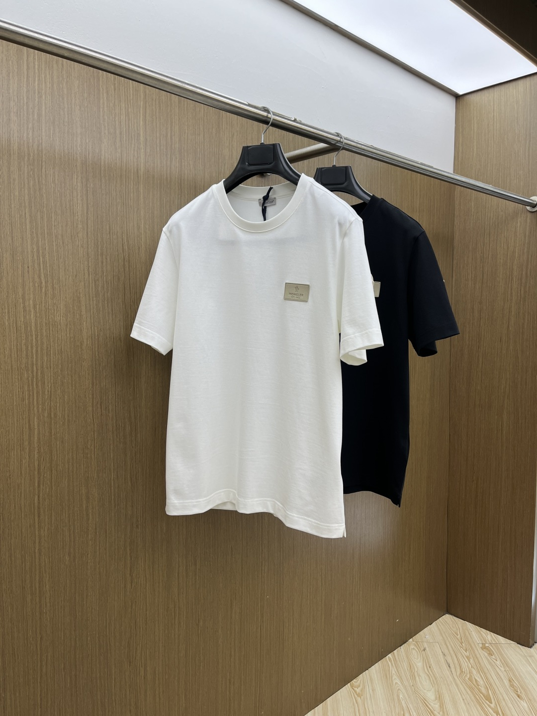 NO:683008,Early spring Mon High-end customization 2026 early spring exclusive new original men's casual short-sleeved T-shirt High-end customization High-end version Fashionable and versatile imported long-staple cotton fabric Super soft and delicate to the touch Skin-friendly and comfortable to wear High-end boutique OEM factory finely made upper body is very good Men's must-have items Complete with three standards Code number 48-56 C10, T-shirt, tees, t-shirt,19860909早春 Mon 高端定制 2026早春独家专供新款原单男士休闲短袖T恤 高端定制 高端版本 时尚百搭爆款进口长绒棉面料 手感超柔软细腻 穿着亲肤舒适 高端精品 代工厂精细做上身非常赞 男士必备单品 三标齐全 码数48-56 C10,,T-shirt,tees，t-shirt,,Men's clothing