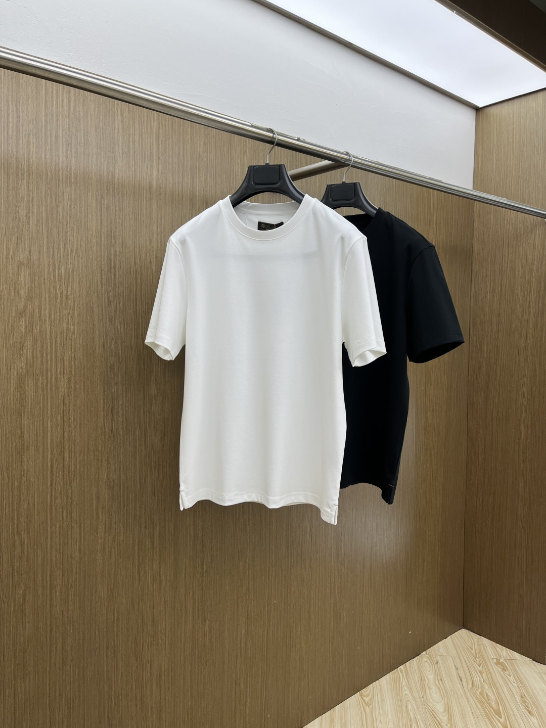 NO:683023,Early spring LP high-end customization 2026 early spring exclusive new original men's casual short-sleeved T-shirt High-end customization High-end version Fashionable and versatile imported long-staple cotton fabric Super soft and delicate to the touch Skin-friendly and comfortable to wear High-end boutique The upper body made by the factory is very good Men's must-have items Complete with three standards Code number 48-56 C10, loro piana, T-shirt, tees, t-shirt,19860909早春 LP 高端定制 2026早春独家专供新款原单男士休闲短袖T恤 高端定制 高端版本 时尚百搭爆款进口长绒棉面料 手感超柔软细腻 穿着亲肤舒适 高端精品 代工厂精细做上身非常赞 男士必备单品 三标齐全 码数48-56 C10,,loro piana,T-shirt,tees，t-shirt,,Men's clothing