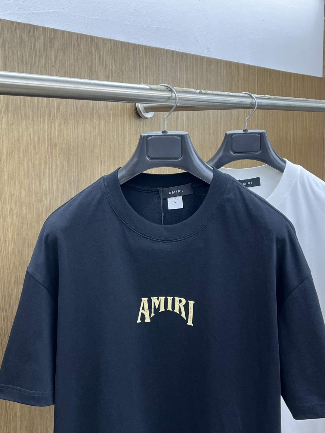 早春 AMIRI 🔥🔥春夏新款简约字母印花短袖 双纱纯棉面料 多元化搭配 是眼下时尚前沿的创新趋势 复古