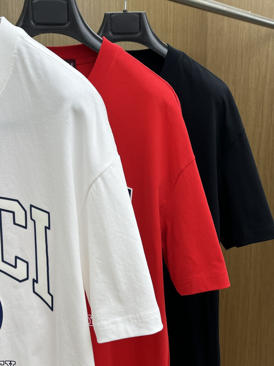 早春 Guc 🔥🔥春夏新款简约字母印花短袖 双纱纯棉面料 多元化搭配 是眼下时尚前沿的创新趋势 复古与现