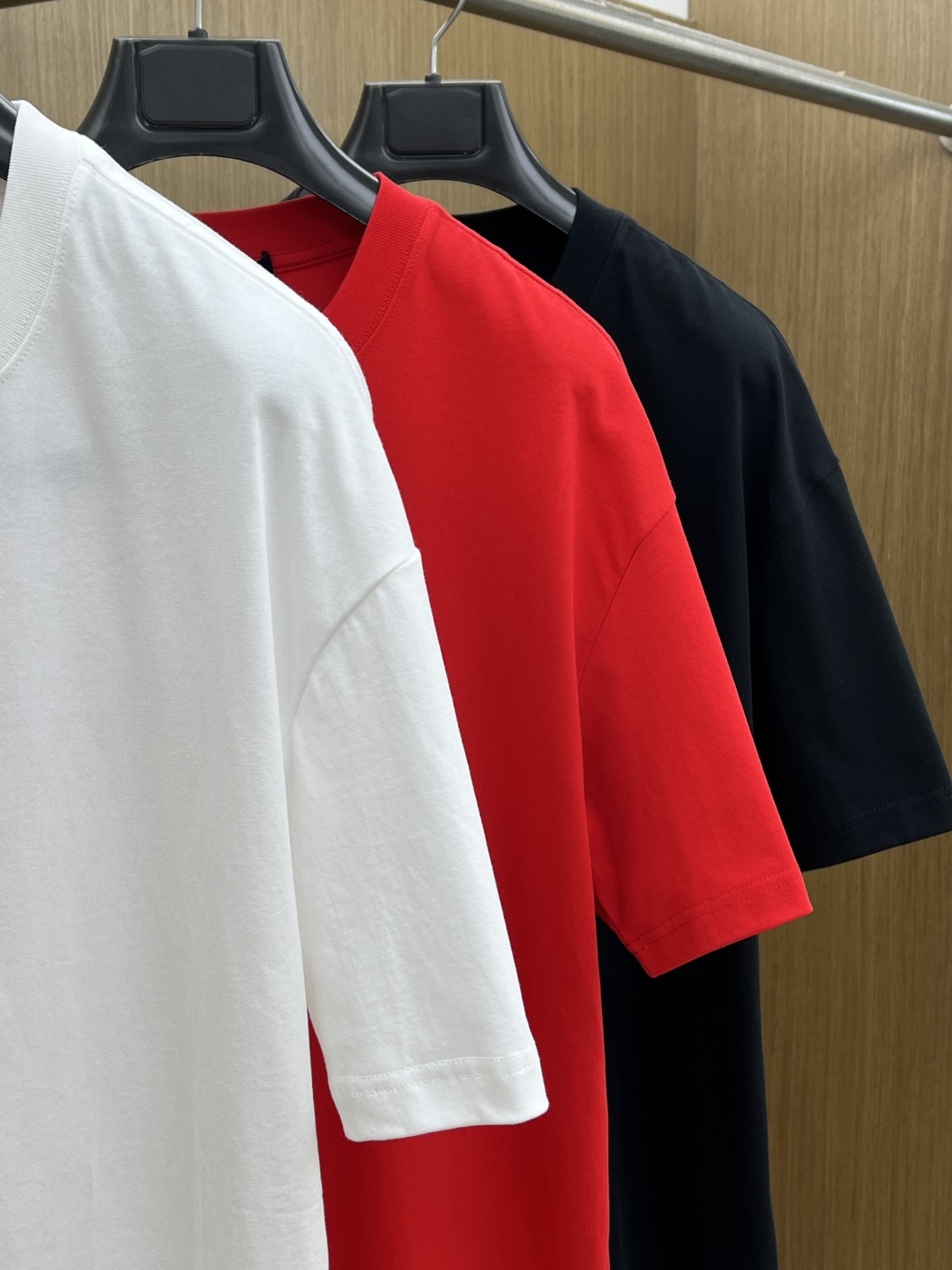 早春 LV 🔥🔥春夏新款简约字母印花短袖 双纱纯棉面料 多元化搭配 是眼下时尚前沿的创新趋势 复古与现代