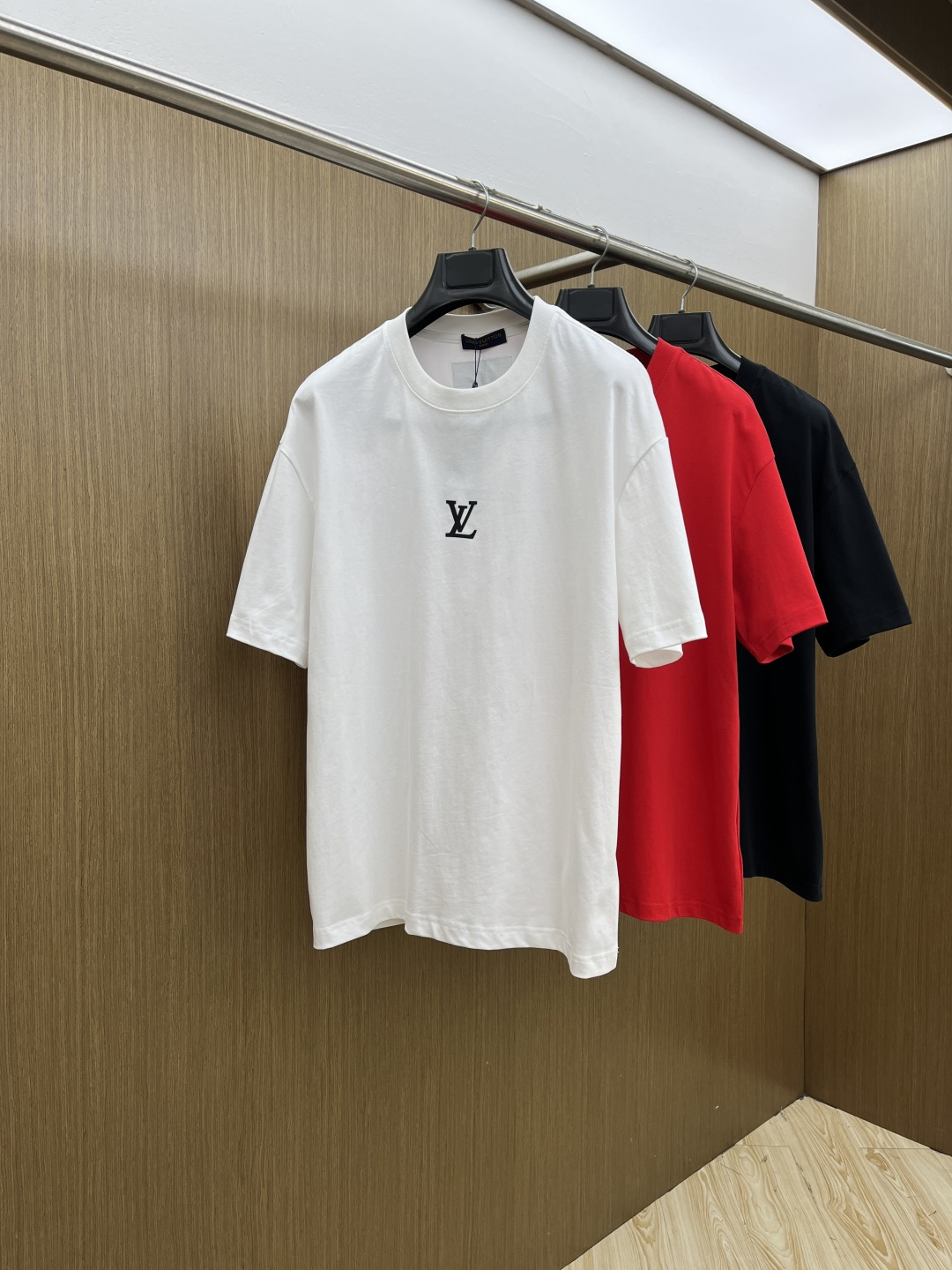早春 LV 🔥🔥春夏新款简约字母印花短袖 双纱纯棉面料 多元化搭配 是眼下时尚前沿的创新趋势 复古与现代