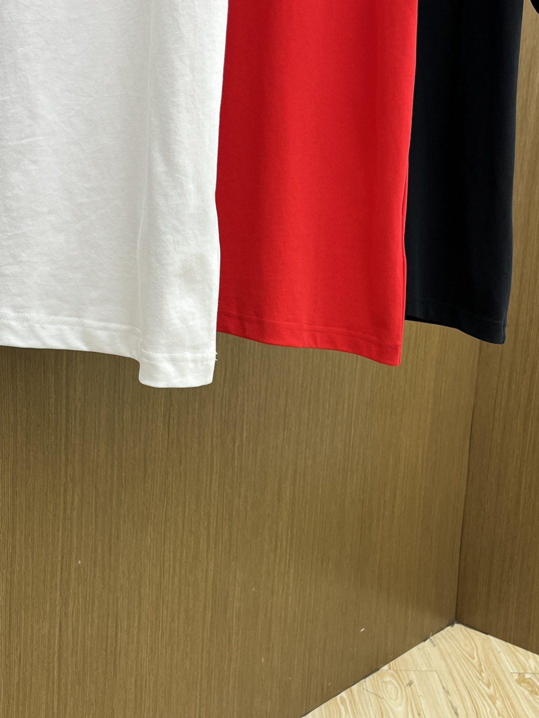 早春 LV 🔥🔥春夏新款简约字母印花短袖 双纱纯棉面料 多元化搭配 是眼下时尚前沿的创新趋势 复古与现代