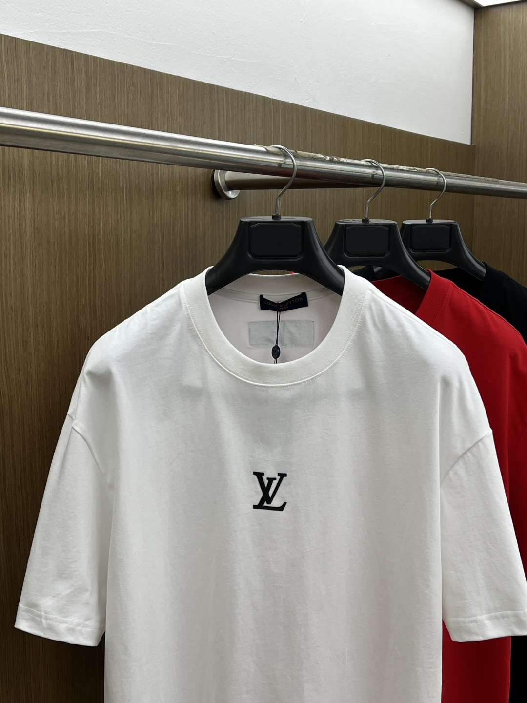 早春 LV 🔥🔥春夏新款简约字母印花短袖 双纱纯棉面料 多元化搭配 是眼下时尚前沿的创新趋势 复古与现代