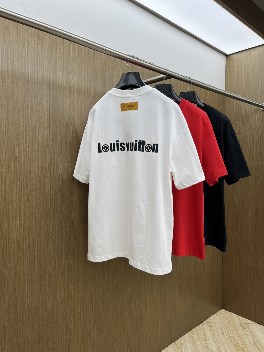 早春 LV 🔥🔥春夏新款简约字母印花短袖 双纱纯棉面料 多元化搭配 是眼下时尚前沿的创新趋势 复古与现代