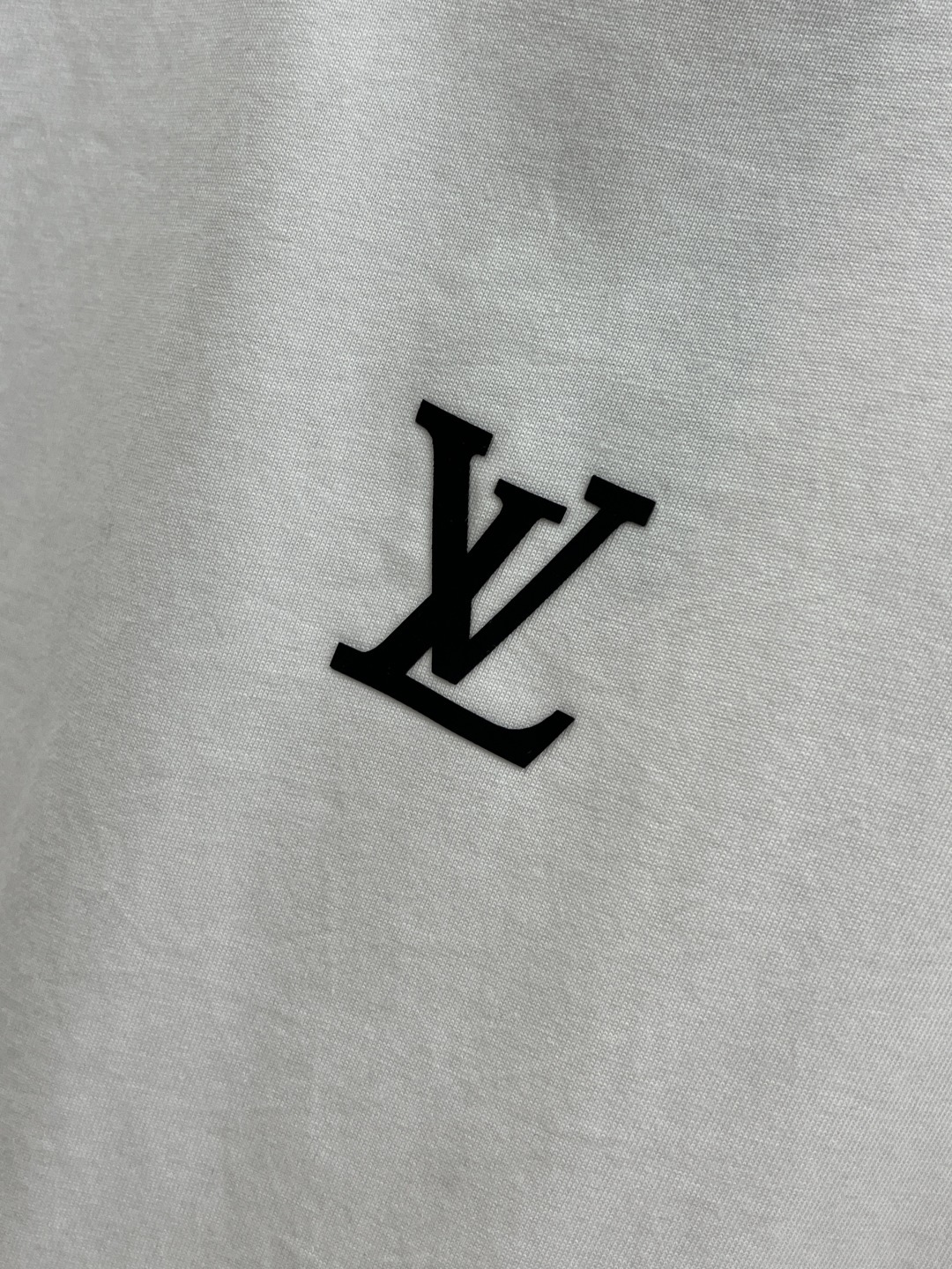 早春 LV 🔥🔥春夏新款简约字母印花短袖 双纱纯棉面料 多元化搭配 是眼下时尚前沿的创新趋势 复古与现代