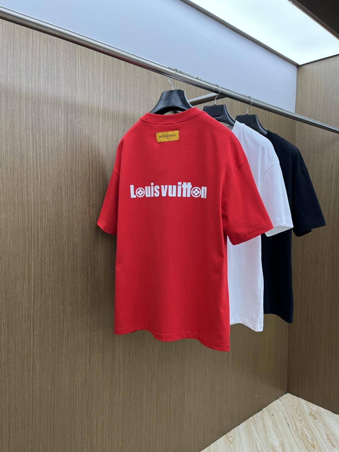 早春 LV 🔥🔥春夏新款简约字母印花短袖 双纱纯棉面料 多元化搭配 是眼下时尚前沿的创新趋势 复古与现代