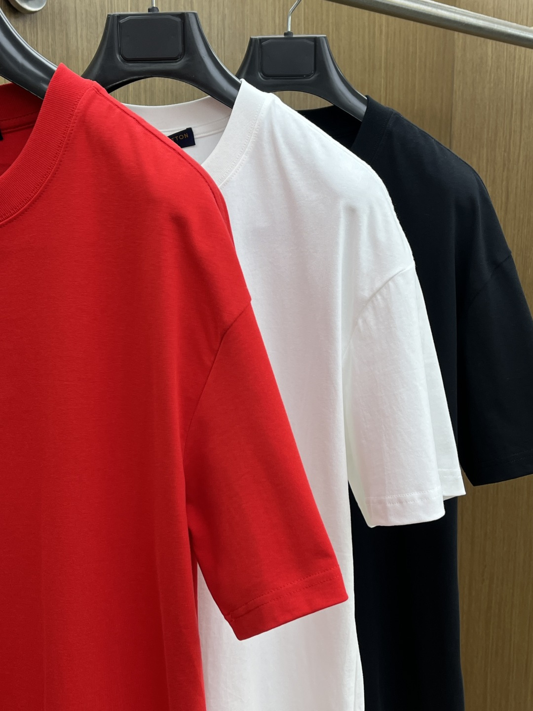 早春 LV 🔥🔥春夏新款简约字母印花短袖 双纱纯棉面料 多元化搭配 是眼下时尚前沿的创新趋势 复古与现代