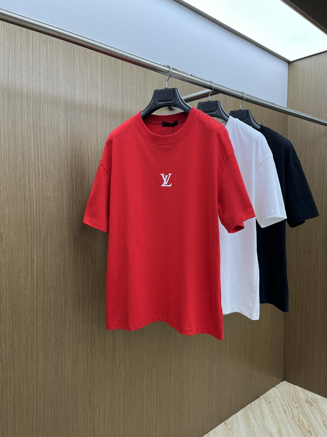 早春 LV 🔥🔥春夏新款简约字母印花短袖 双纱纯棉面料 多元化搭配 是眼下时尚前沿的创新趋势 复古与现代