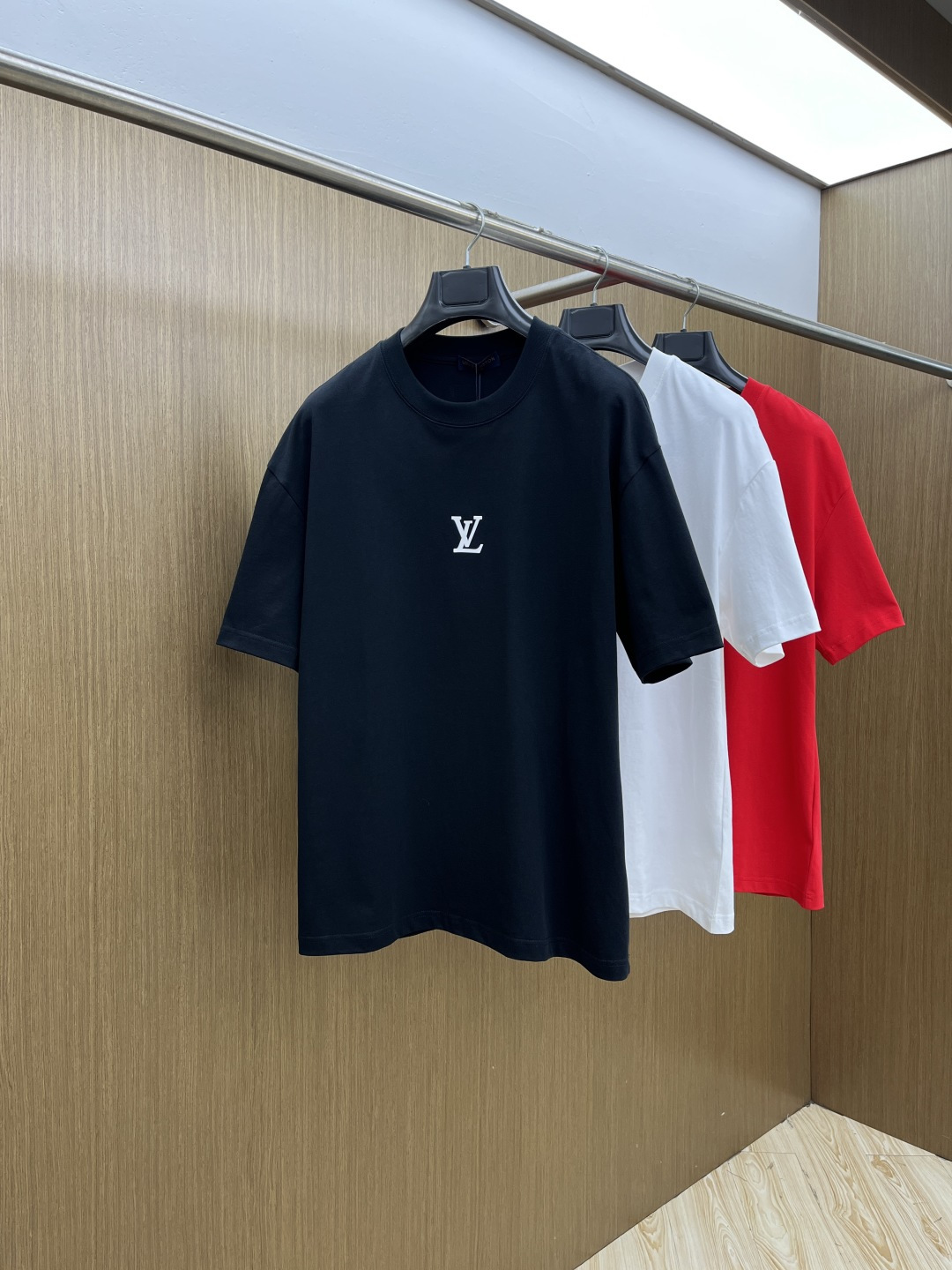 早春 LV 🔥🔥春夏新款简约字母印花短袖 双纱纯棉面料 多元化搭配 是眼下时尚前沿的创新趋势 复古与现代