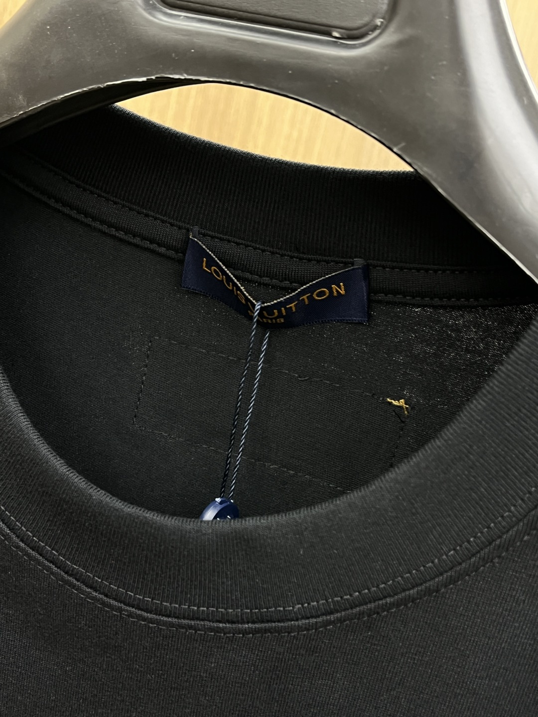 早春 LV 🔥🔥春夏新款简约字母印花短袖 双纱纯棉面料 多元化搭配 是眼下时尚前沿的创新趋势 复古与现代