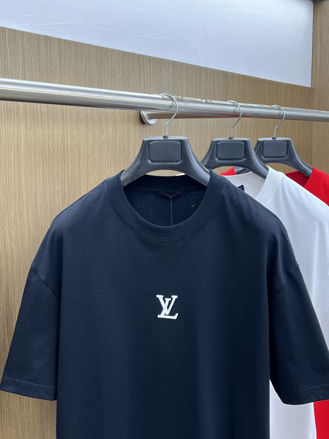 早春 LV 🔥🔥春夏新款简约字母印花短袖 双纱纯棉面料 多元化搭配 是眼下时尚前沿的创新趋势 复古与现代