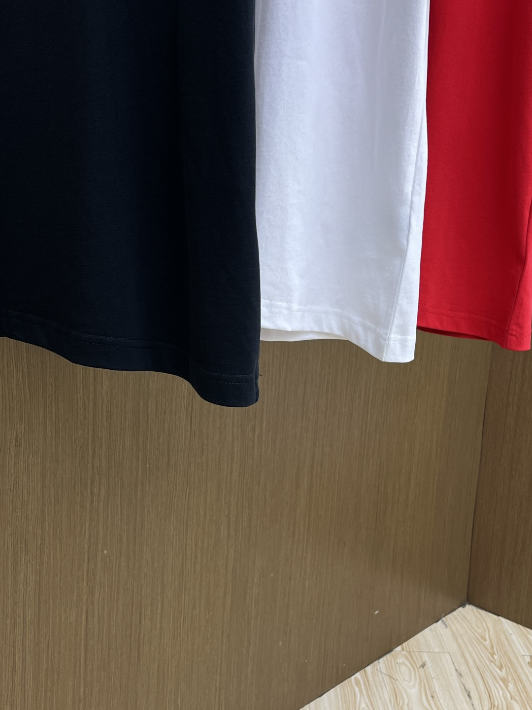 早春 LV 🔥🔥春夏新款简约字母印花短袖 双纱纯棉面料 多元化搭配 是眼下时尚前沿的创新趋势 复古与现代