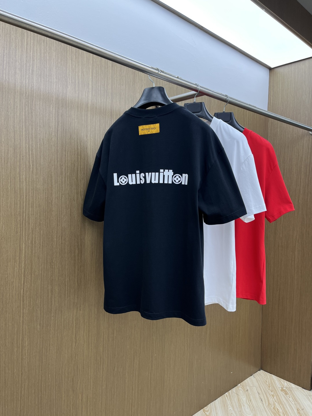 早春 LV 🔥🔥春夏新款简约字母印花短袖 双纱纯棉面料 多元化搭配 是眼下时尚前沿的创新趋势 复古与现代