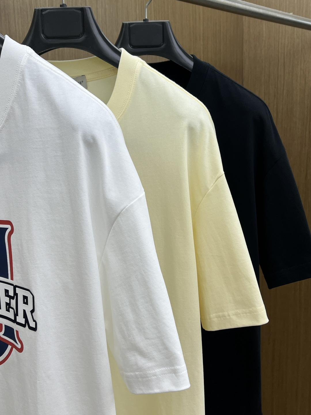 早春 Mon 🔥🔥春夏新款简约字母印花短袖 双纱纯棉面料 多元化搭配 是眼下时尚前沿的创新趋势 复古与现