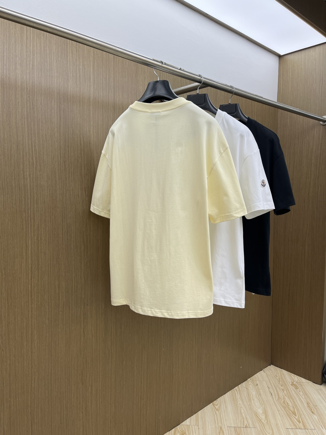 早春 Mon 🔥🔥春夏新款简约字母印花短袖 双纱纯棉面料 多元化搭配 是眼下时尚前沿的创新趋势 复古与现