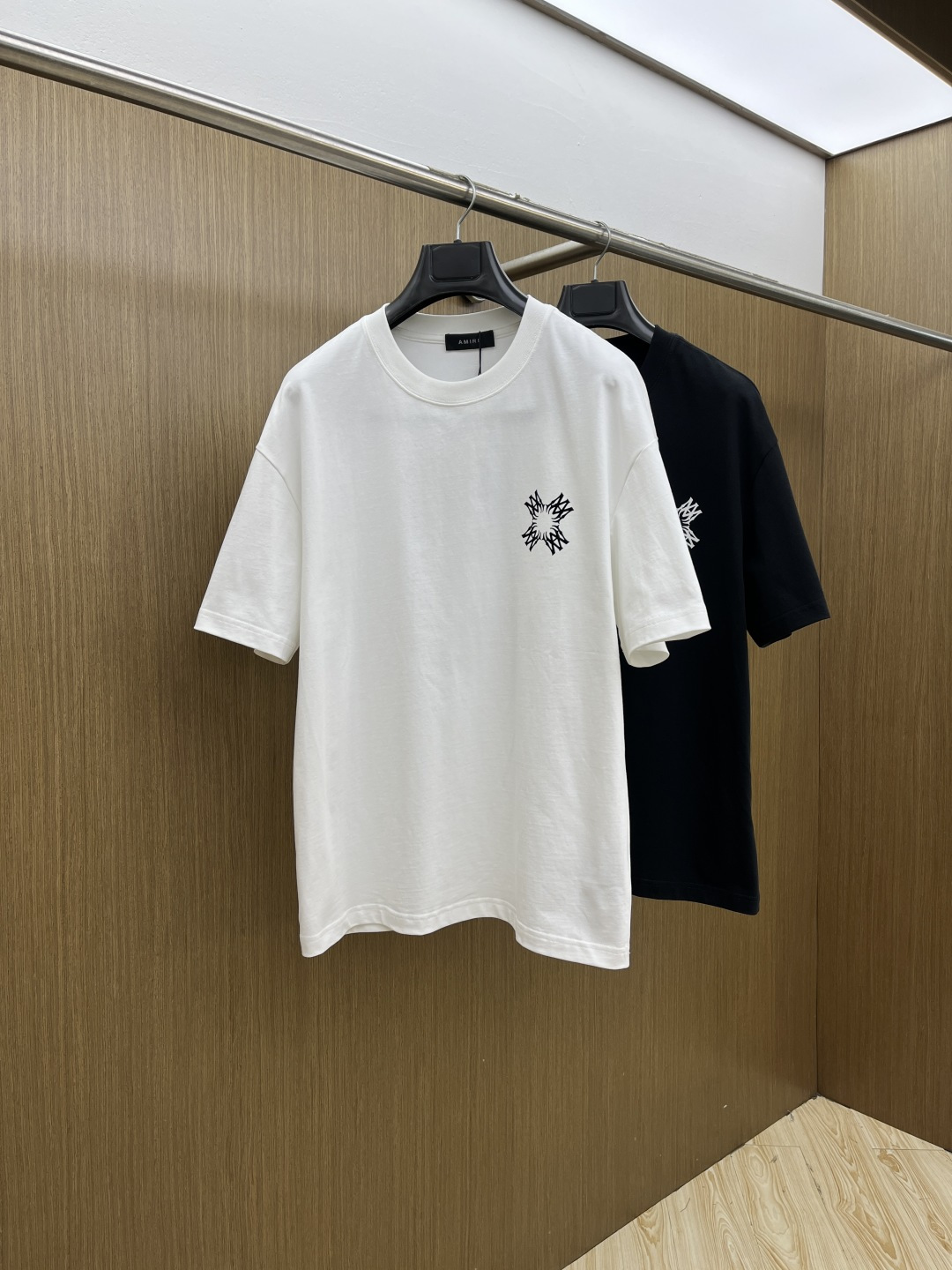 早春 AMIRI 🔥🔥春夏新款简约字母印花短袖 双纱纯棉面料 多元化搭配 是眼下时尚前沿的创新趋势 复古