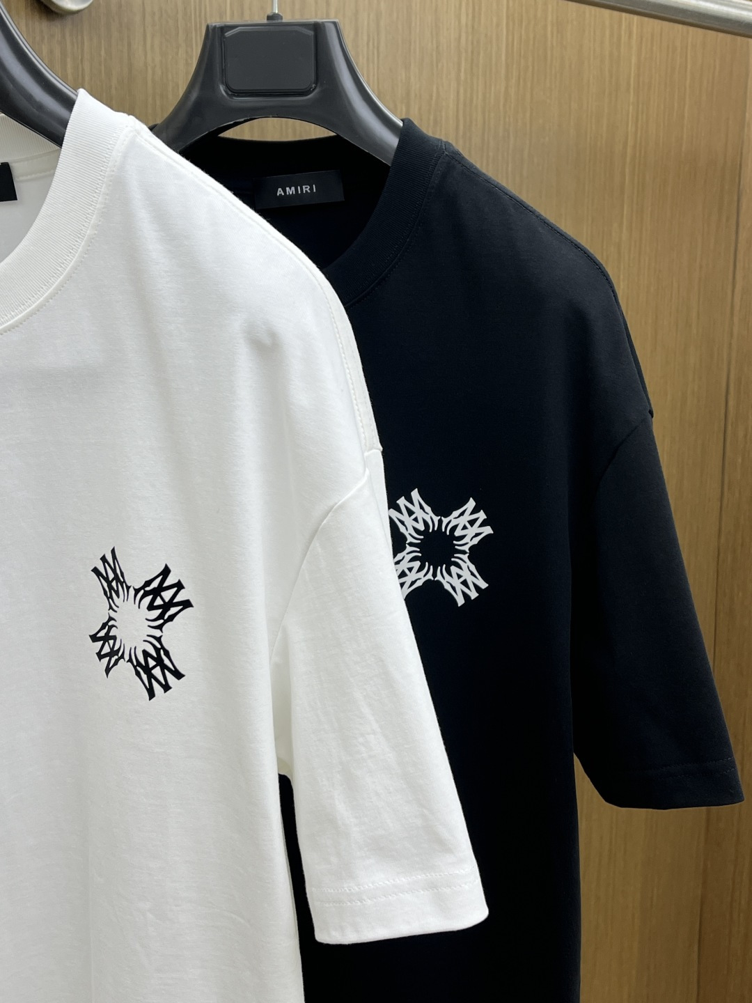 早春 AMIRI 🔥🔥春夏新款简约字母印花短袖 双纱纯棉面料 多元化搭配 是眼下时尚前沿的创新趋势 复古