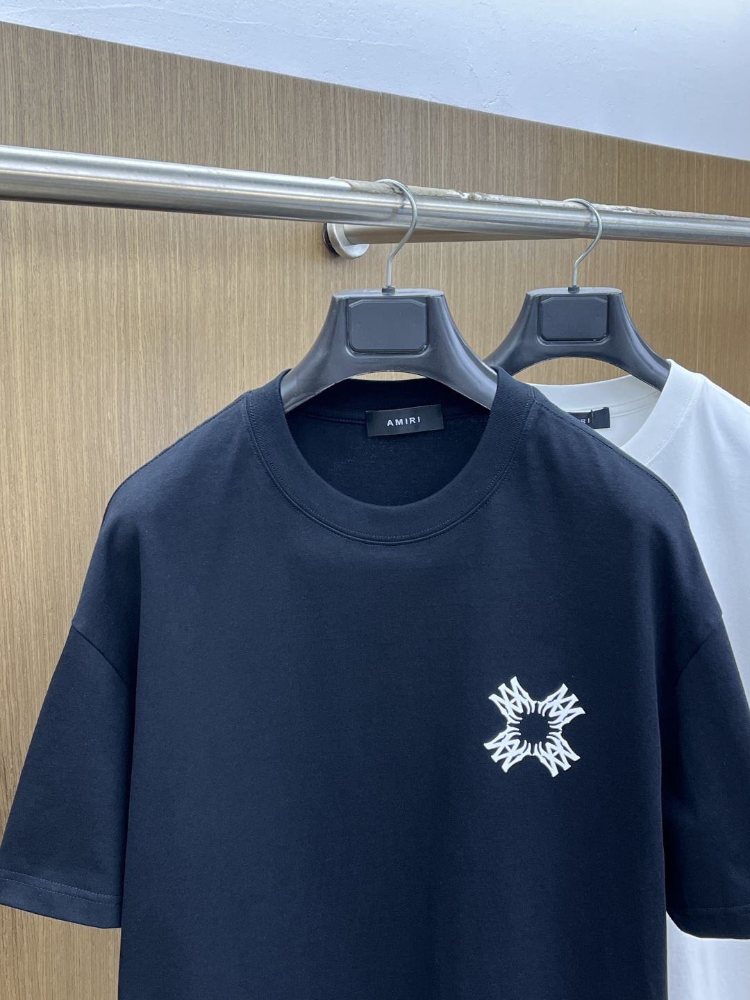 早春 AMIRI 🔥🔥春夏新款简约字母印花短袖 双纱纯棉面料 多元化搭配 是眼下时尚前沿的创新趋势 复古