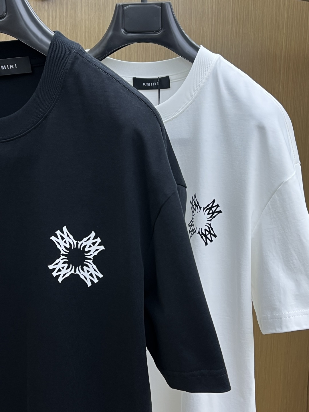 早春 AMIRI 🔥🔥春夏新款简约字母印花短袖 双纱纯棉面料 多元化搭配 是眼下时尚前沿的创新趋势 复古