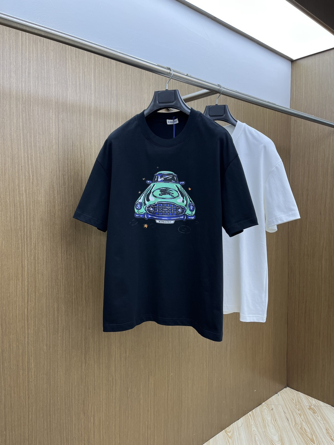 NO:690608,Early Spring BBR 1956 Spring and Summer New Simple Letter Printed Short Sleeves. Double yarn pure cotton fabric. Diversified matching is the innovative trend at the forefront of fashion. The collision of retro and modern elements. Extreme violent aesthetics. Fashionable matching. Complete three standards. Same style for men and women. Size M-3XL A33,, T-shirt,19860909早春 BBR 1956春夏新款简约字母印花短袖 双纱纯棉面料 多元化搭配 是眼下时尚前沿的创新趋势 复古与现代化元素的碰撞 极端的暴力美学.时尚搭配 三标齐全 男女同款 尺码M-3XL  A33,,T-shirt,,Men's clothing