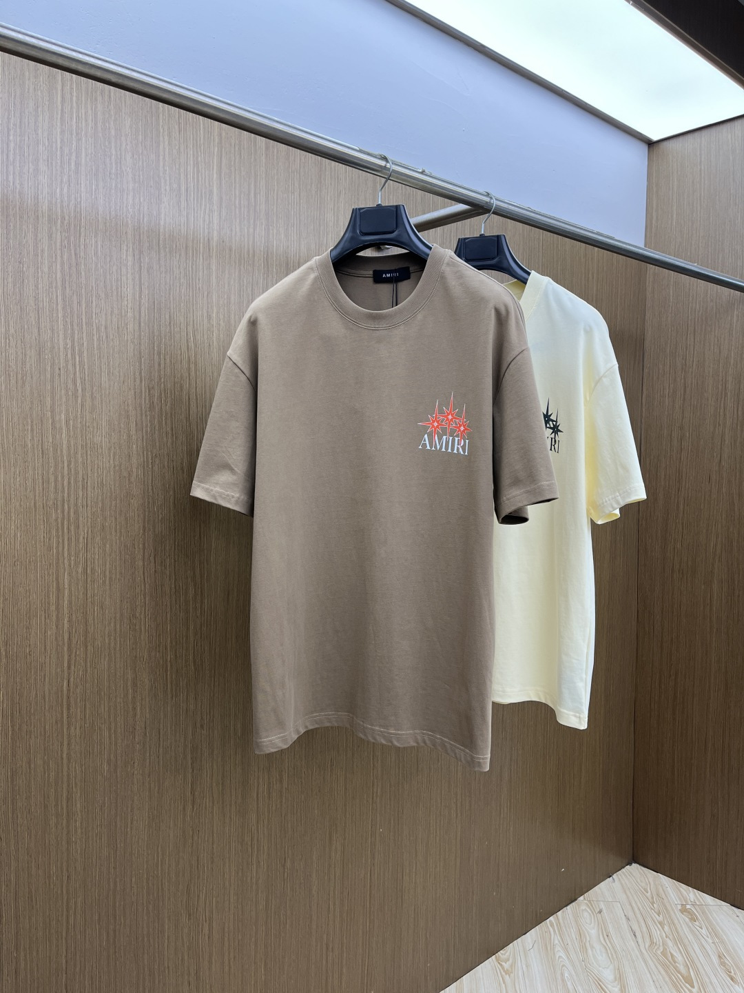 NO:690610,Early Spring AMIRI 1956 Spring and Summer New Simple Letter Printed Short Sleeves. Double yarn pure cotton fabric. Diversified matching is the innovative trend at the forefront of fashion. The collision of retro and modern elements. Extreme violent aesthetics. Fashionable matching. Complete three standards. Same style for men and women. Sizes M-3XL A33, amiri, T-shirt,19860909早春 AMIRI 1956春夏新款简约字母印花短袖 双纱纯棉面料 多元化搭配 是眼下时尚前沿的创新趋势 复古与现代化元素的碰撞 极端的暴力美学.时尚搭配 三标齐全 男女同款 尺码M-3XL  A33,,amiri,T-shirt,,Men's clothing