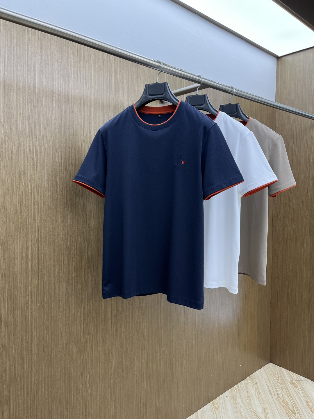 NO:690614,Early Spring Mon 1956 Spring and Summer New Simple Casual Short Sleeves. Selected Xinjiang long-staple cotton. The yarn is environmentally friendly and dyed. The fabric is washed, soft and comfortable. Diversified matching. It is in line with the current innovative trend of fashion cutting-edge. The collision of retro and modern elements. Extreme violent aesthetics. Fashion matching. Complete three standards. Same style for men and women. Sizes M-4XL jnb,, T-shirt,19860909早春 Mon 1956春夏新款简约休闲短袖 精选新疆长绒棉 纱线环保染色定型 面料洗水上身软软舒适 多元化搭配 符合眼下时尚前沿的创新趋势 复古与现代化元素的碰撞 极端的暴力美学.时尚搭配 三标齐全 男女同款 尺码M-4XL  jnb,,T-shirt,,Men's clothing