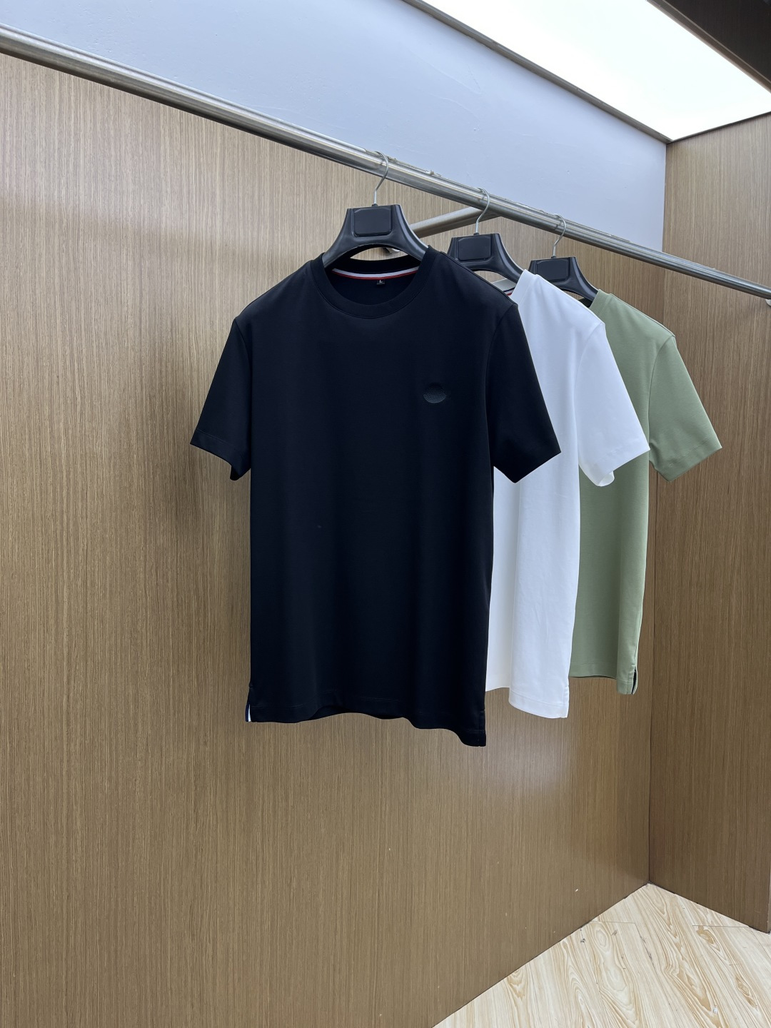 NO:690622,Early Spring Mon 1956 Spring and Summer New Simple Casual Short Sleeves. Selected Xinjiang long-staple cotton. The yarn is environmentally friendly and dyed. The fabric is washed, soft and comfortable. Diversified matching. It is in line with the current innovative trend of fashion cutting-edge. The collision of retro and modern elements. Extreme violent aesthetics. Fashion matching. Complete three standards. Same style for men and women. Sizes M-4XL jnb,, T-shirt,19860909早春 Mon 1956春夏新款简约休闲短袖 精选新疆长绒棉 纱线环保染色定型 面料洗水上身软软舒适 多元化搭配 符合眼下时尚前沿的创新趋势 复古与现代化元素的碰撞 极端的暴力美学.时尚搭配 三标齐全 男女同款 尺码M-4XL  jnb,,T-shirt,,Men's clothing