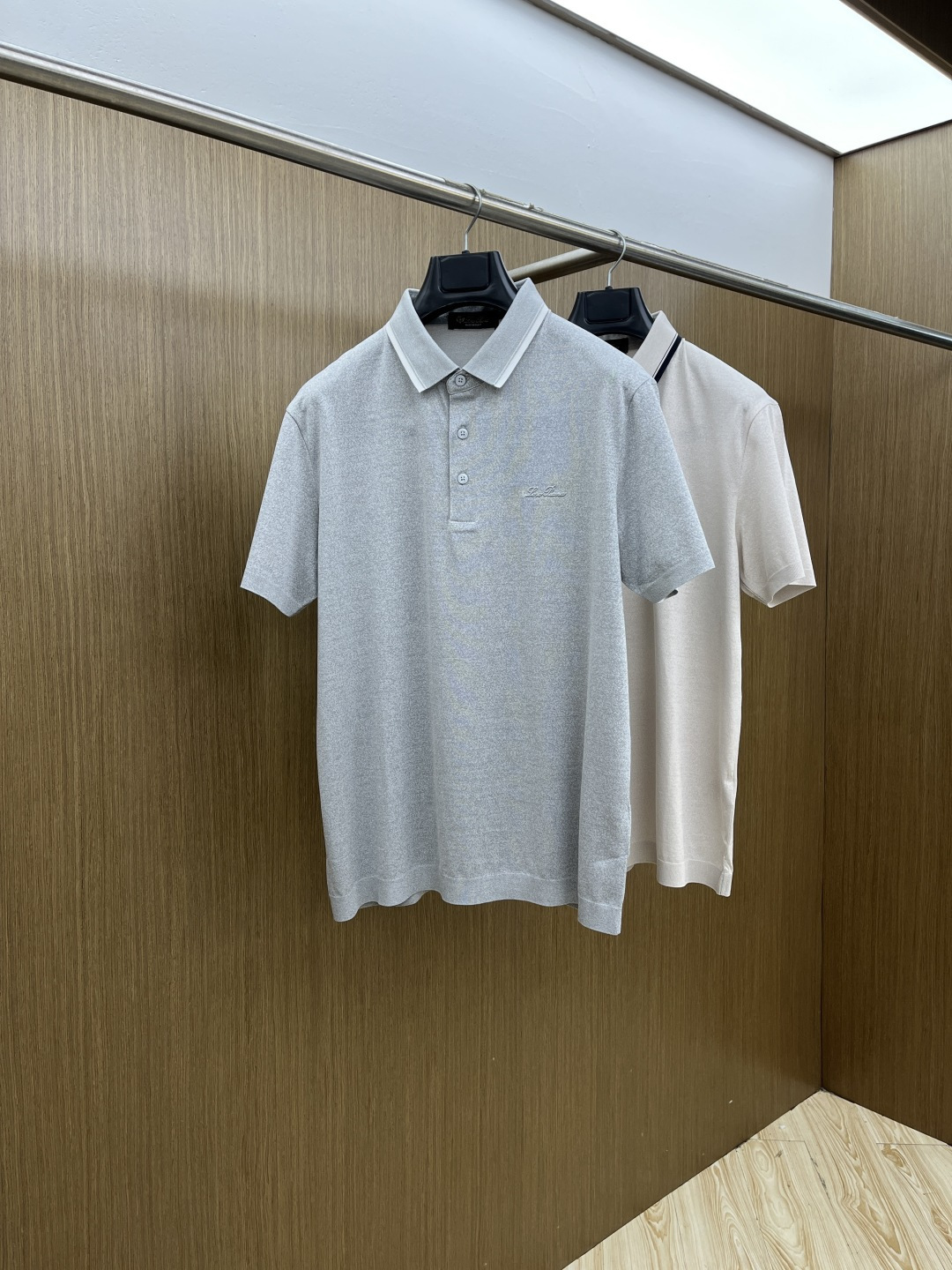 NO:690625,Early spring LP advanced customization 26ss spring and summer new lapel POLO short-sleeved T-shirt. Original customization. The fabric is made of imported pique cotton. It is light and breathable. The upper body is silky and comfortable. High-end and elegant. Classic and versatile. Code number 48-56 C10,, loro piana, T-shirt, tees, t-shirt,19860909早春 LP 高级定制 26ss春夏新款翻领POLO短袖T恤 原版定制 面料选用进口珠地棉 轻薄透气 上身丝滑舒适 高端大气经典百搭 码数48-56  C10,,loro piana,T-shirt,tees，t-shirt,,Men's clothing